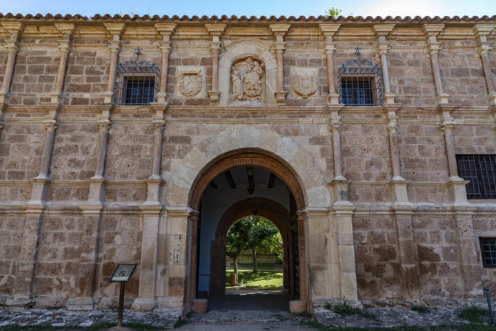 Zaragoza - Nuévalos 04 - monasterio de Piedra - Plaza Mayor.jpg